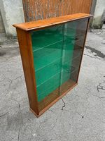 Petite vitrine en noyer