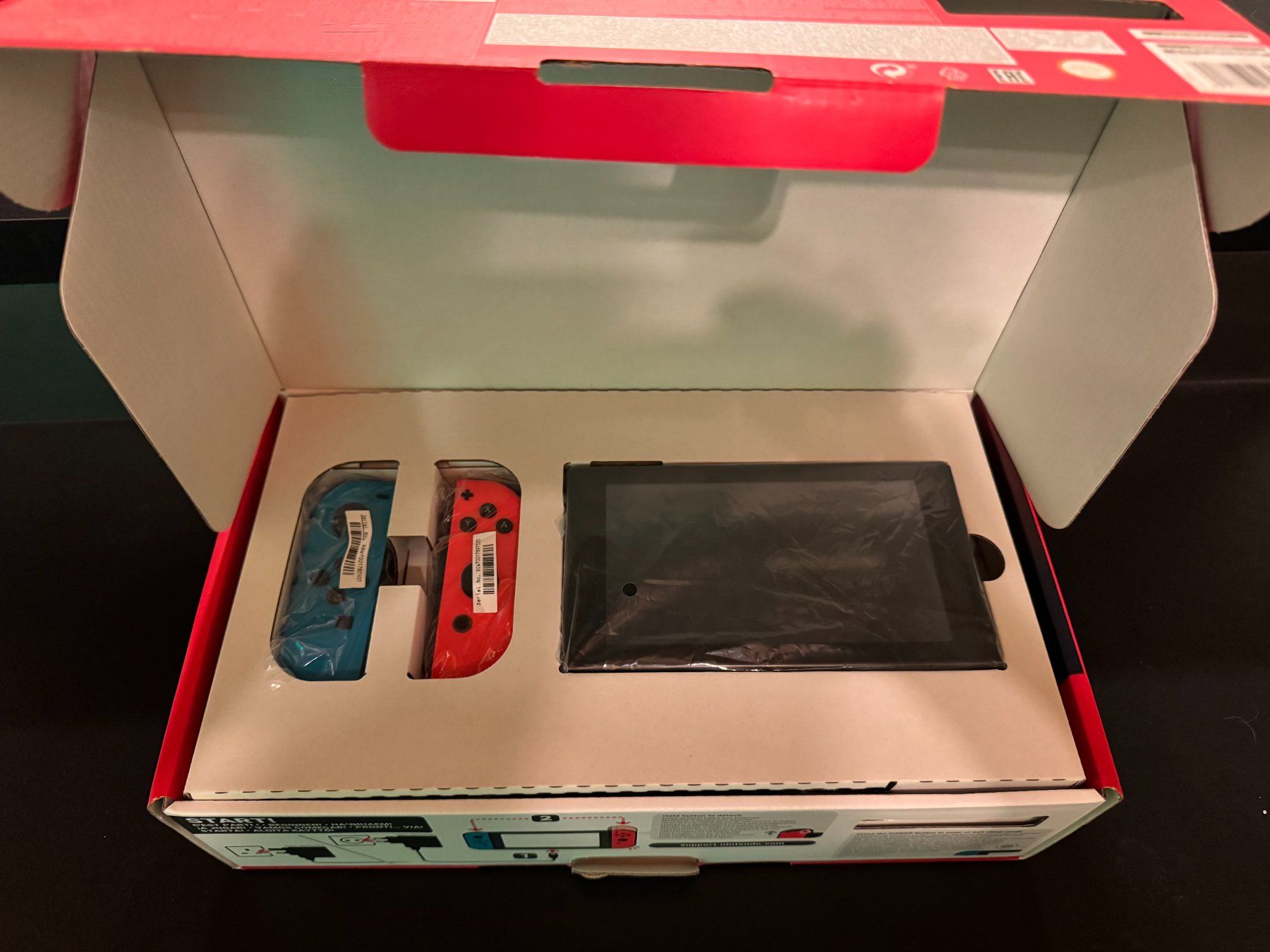 Nintendo Konsolen: Nintendo Switch, avec une manette, support, câble et housse – Gebraucht aus Chavornay von Dwarfpurple 1