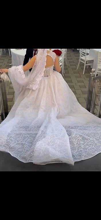 Vestiti: Robe de mariée à vendre où louer ? – Usato da Aigle venduto da sad_2vsg 3