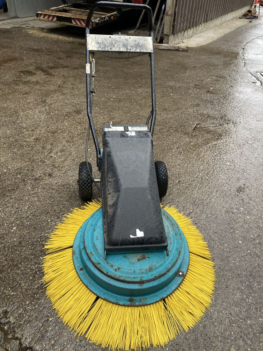 Sonstige Reinigungsgeräte: Rotationsbesen Kehrmaschine – Gebraucht aus Mönchaltorf von Tschibi 2