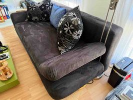 Sofa dunkelgrau mit Kissen in gebrauchtem Zustand