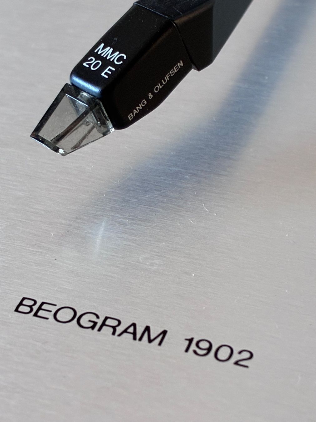 Bang & Olufsen Giradischi: White B&O Beogram 1902 radial turntable , year 1977 . – Usato da Zürich venduto da HiFiAtelier