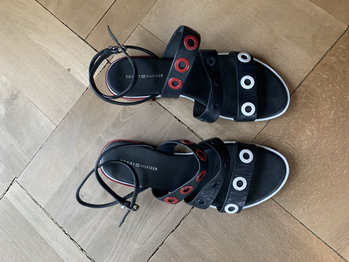 Tommy Hilfiger Scarpe da donna: Sandale à bride Tommy Hilfiger – Usato da La Neuveville venduto da nat_r69j