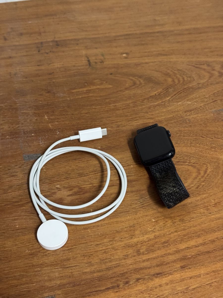 Apple Smartwatch: Apple Watch SE 44mm schwarz – D'occasion à Winterthur par milhiii