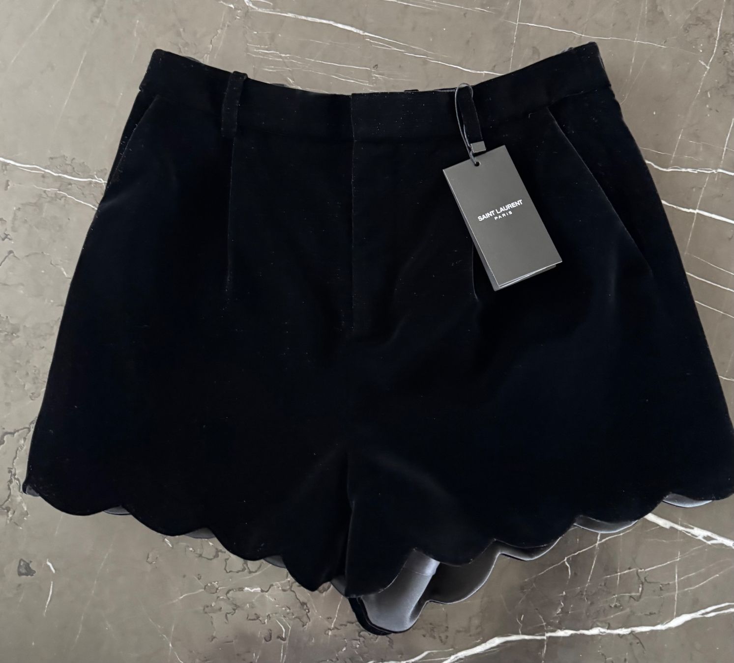 Saint Laurent Hosen: Saint Laurent Shorts Samt Gr. 34-36 – Neu und originalverpackt aus Herrliberg von Fashionista_8 2
