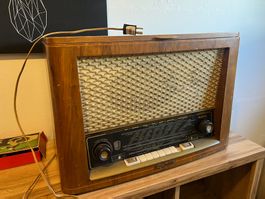esonar Vintage-Radio mit eingebautem Plattenspieler