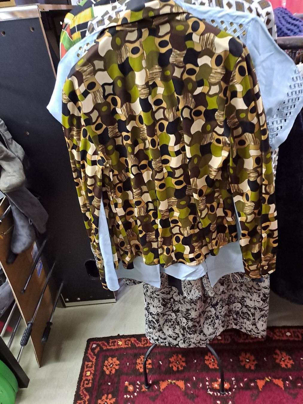 Chemisiers: Bluse mit Muster Grösse M guter Zustand – D'occasion à Zürich par Schoebi19 2