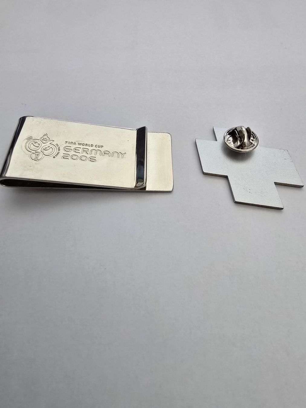 Fifa Placchette & Badge: FIFA WM 2006 Geldklammer + Pin – Usato da Rafz venduto da Domimir 2