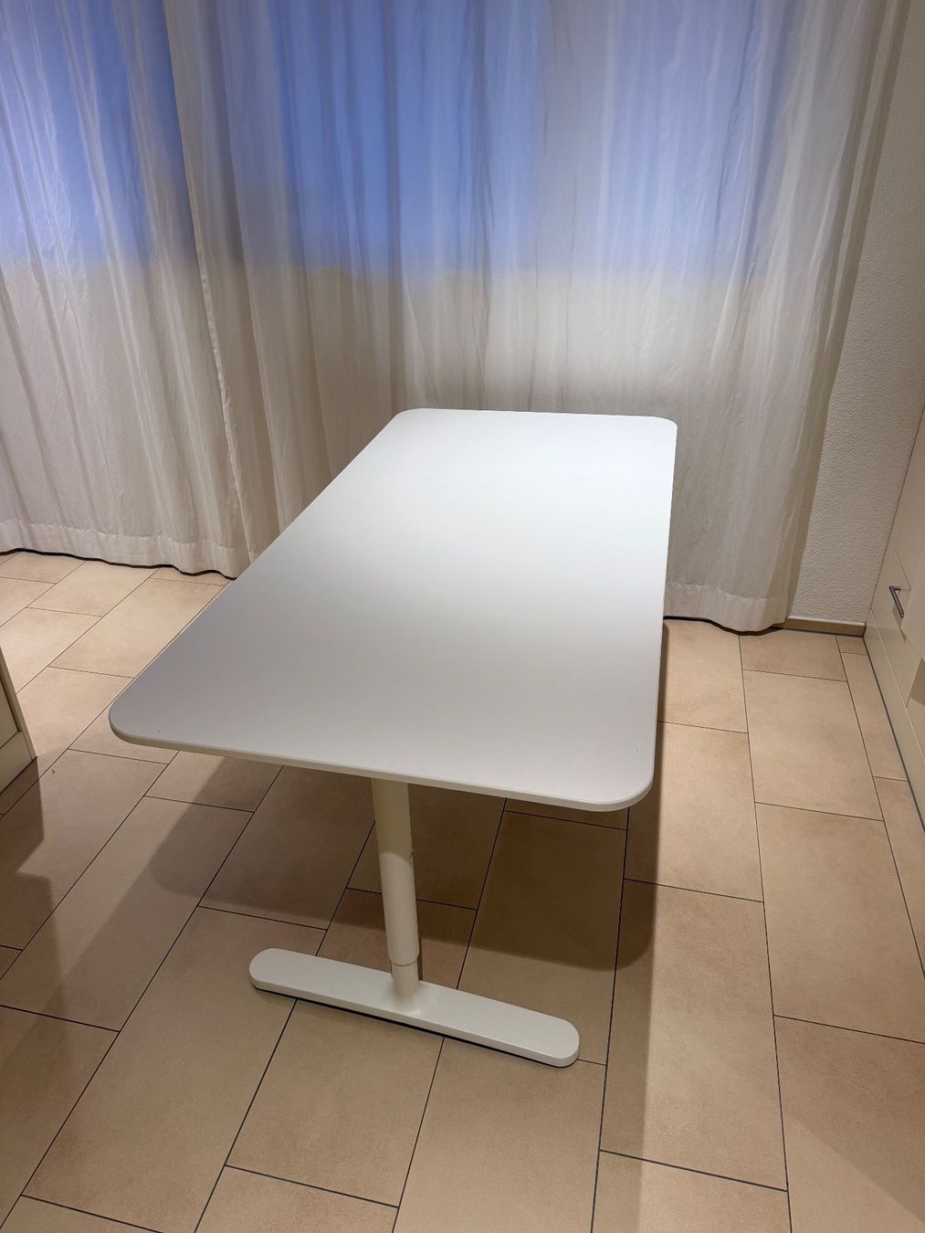 Ikea Scrivanie: IKEA BEKANT Schreibtisch weiss – Usato da Baar venduto da KA70