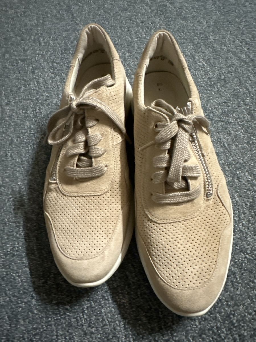 Chaussures femmes: Bequeme Damen-Sneakers, beige  – Neuf avec emballage d'origine à Baltschieder par YmroBe