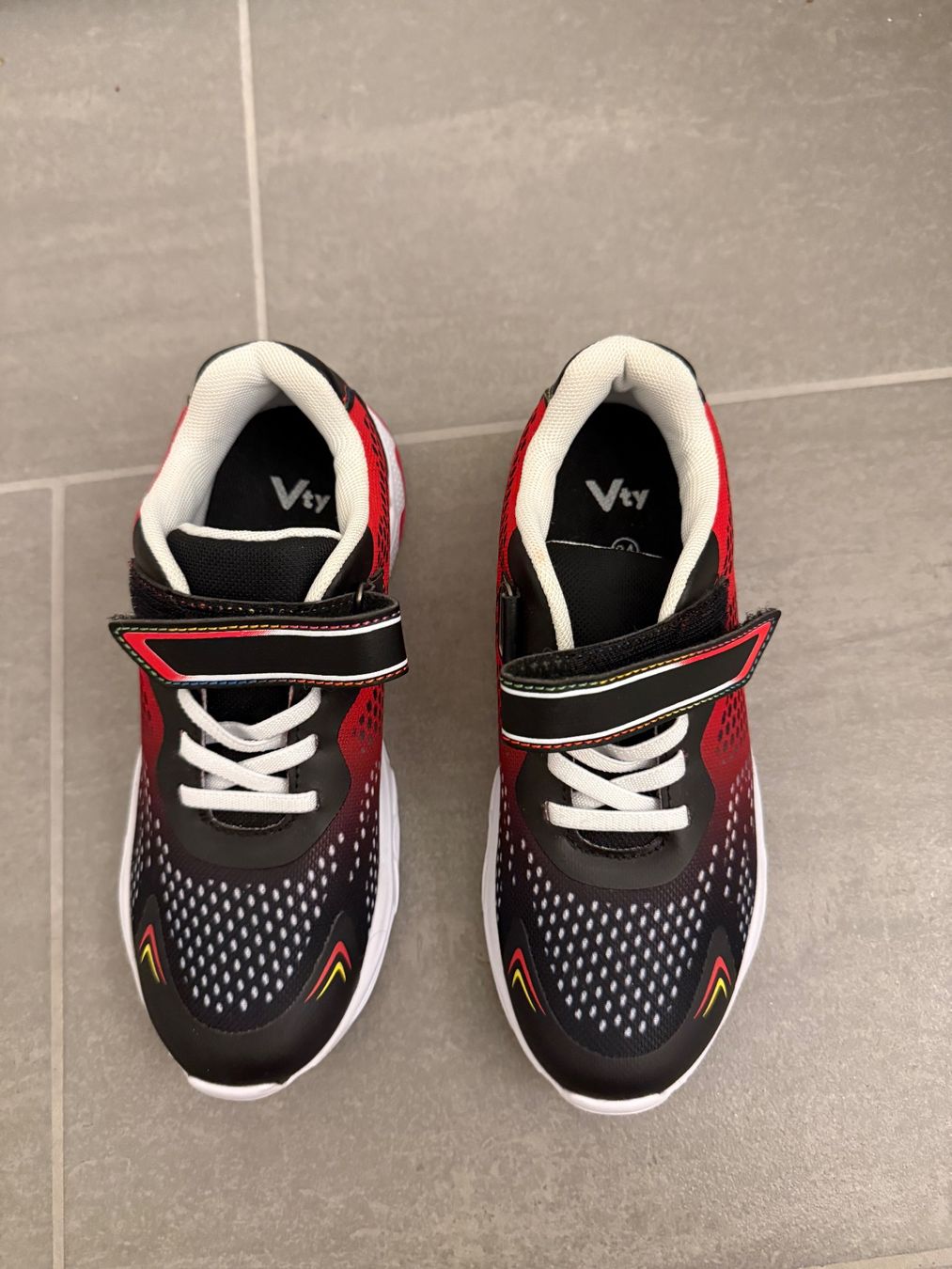 Scarpe per ragazzi: Kinder Turnschuhe Vty Grösse 34 neu – Nuovo (secondo la descrizione) da Pfäffikon SZ venduto da Syndrome379