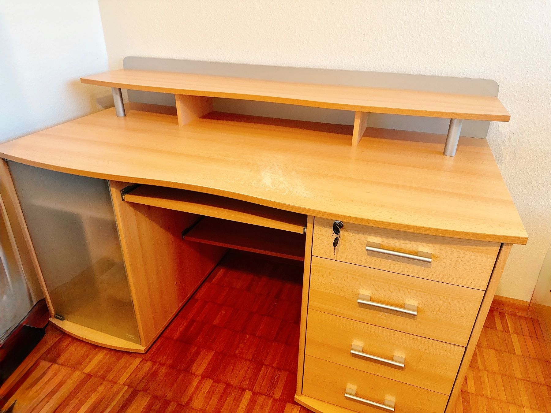 Schreibtische: Schreibtisch Buche mit Milchglas – Gebraucht aus Muttenz von denise06