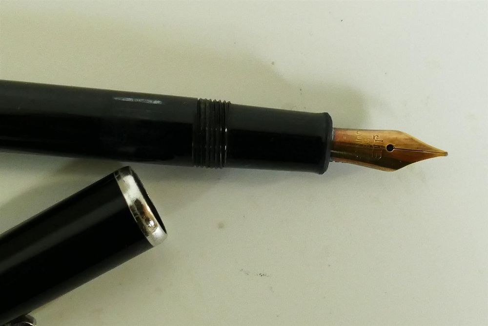 Erofa Majohn P138 Kolbenfüller – Schwarz, Oktaedrische Gravur, Metall, Feine Feder, Geschenkbox