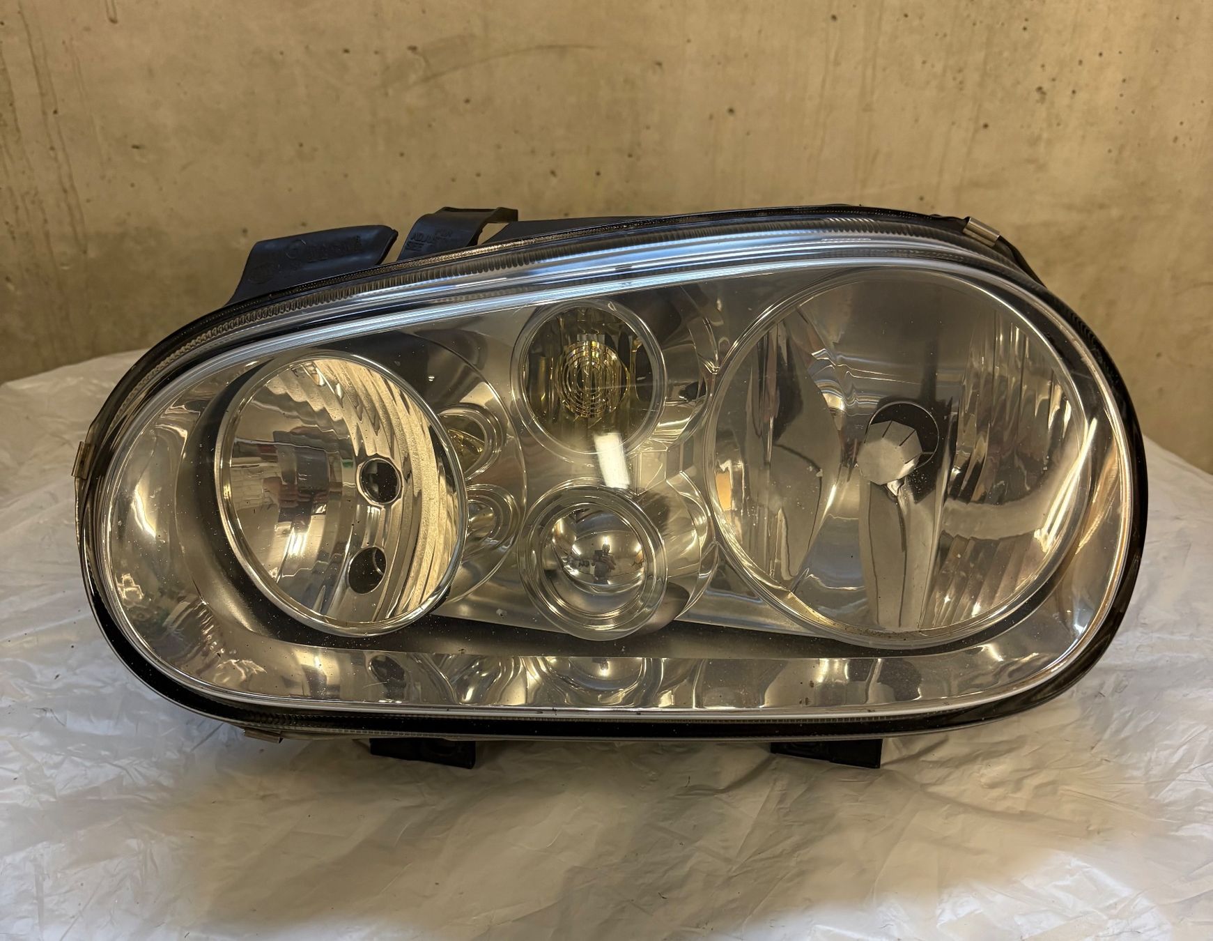 Fari: VW Golf 4 Scheinwerfer Rechts – Usato da Schangnau venduto da Ciao44