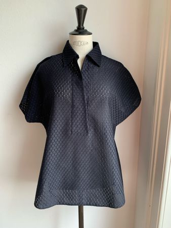 AKRIS punto: Elegante dunkelblaue Kurzarm-Bluse, 36