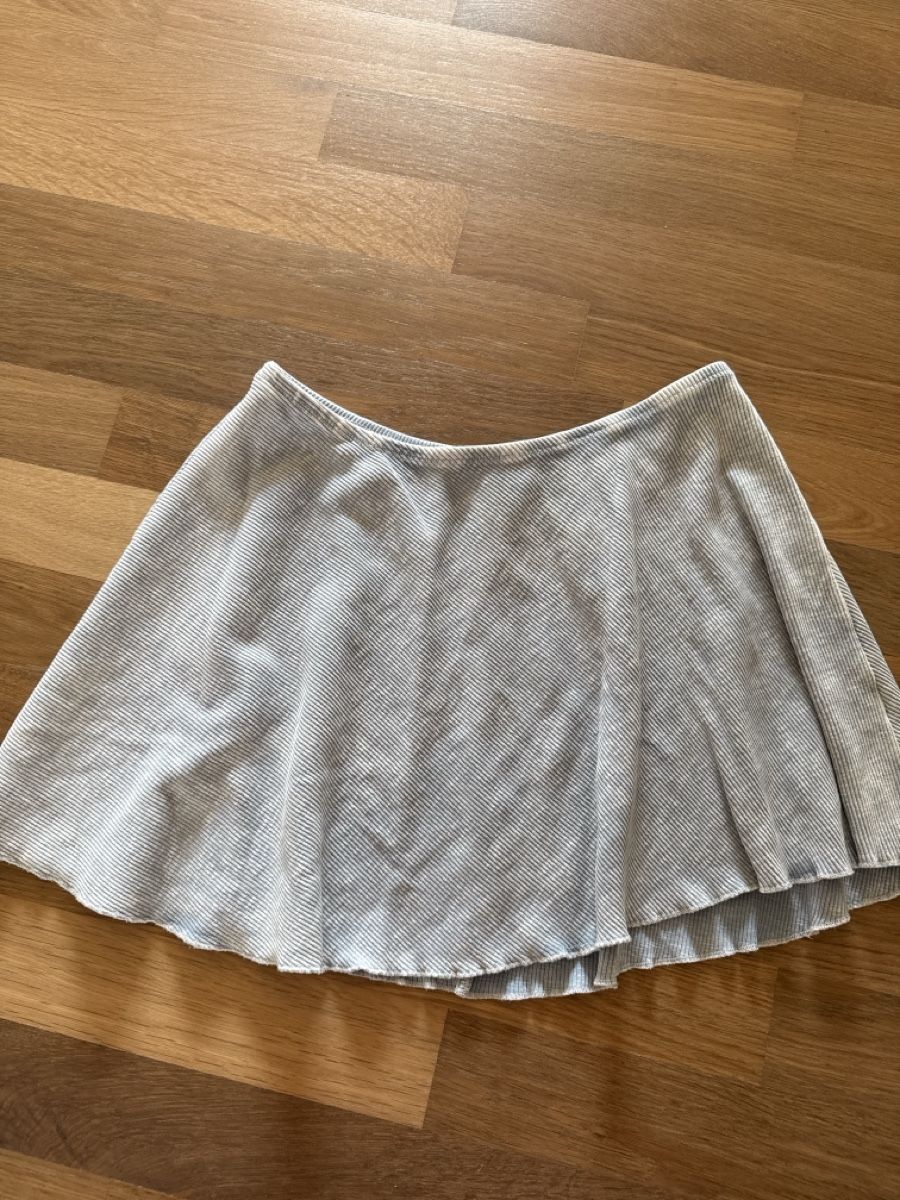 Zara Gonne: Rock Zara Grösse M gerippt neu – Nuovo (secondo la descrizione) da Basel venduto da selinalivia