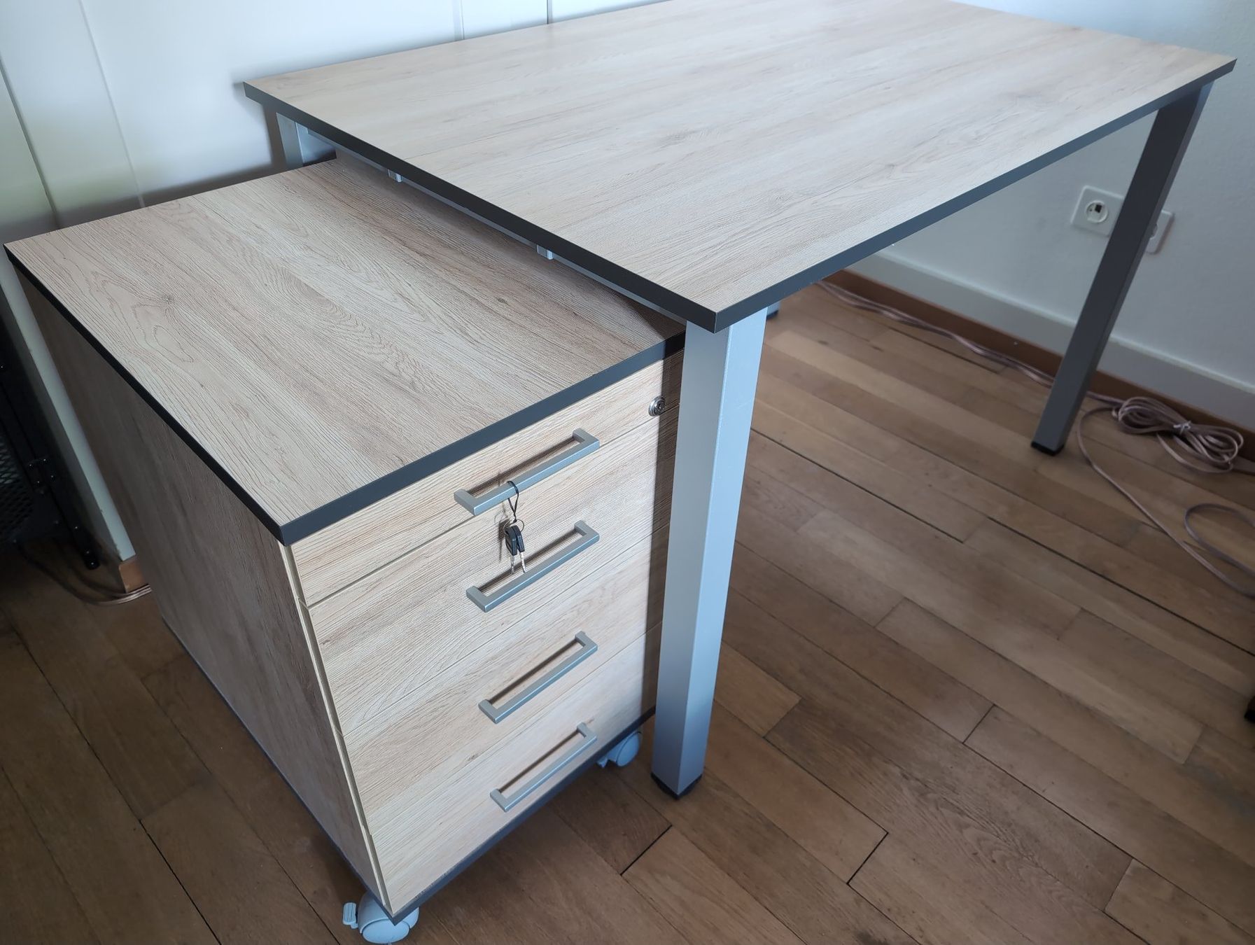 Schreibtische: Schreibtisch mit Korpus – Gebraucht aus Bern von LCH