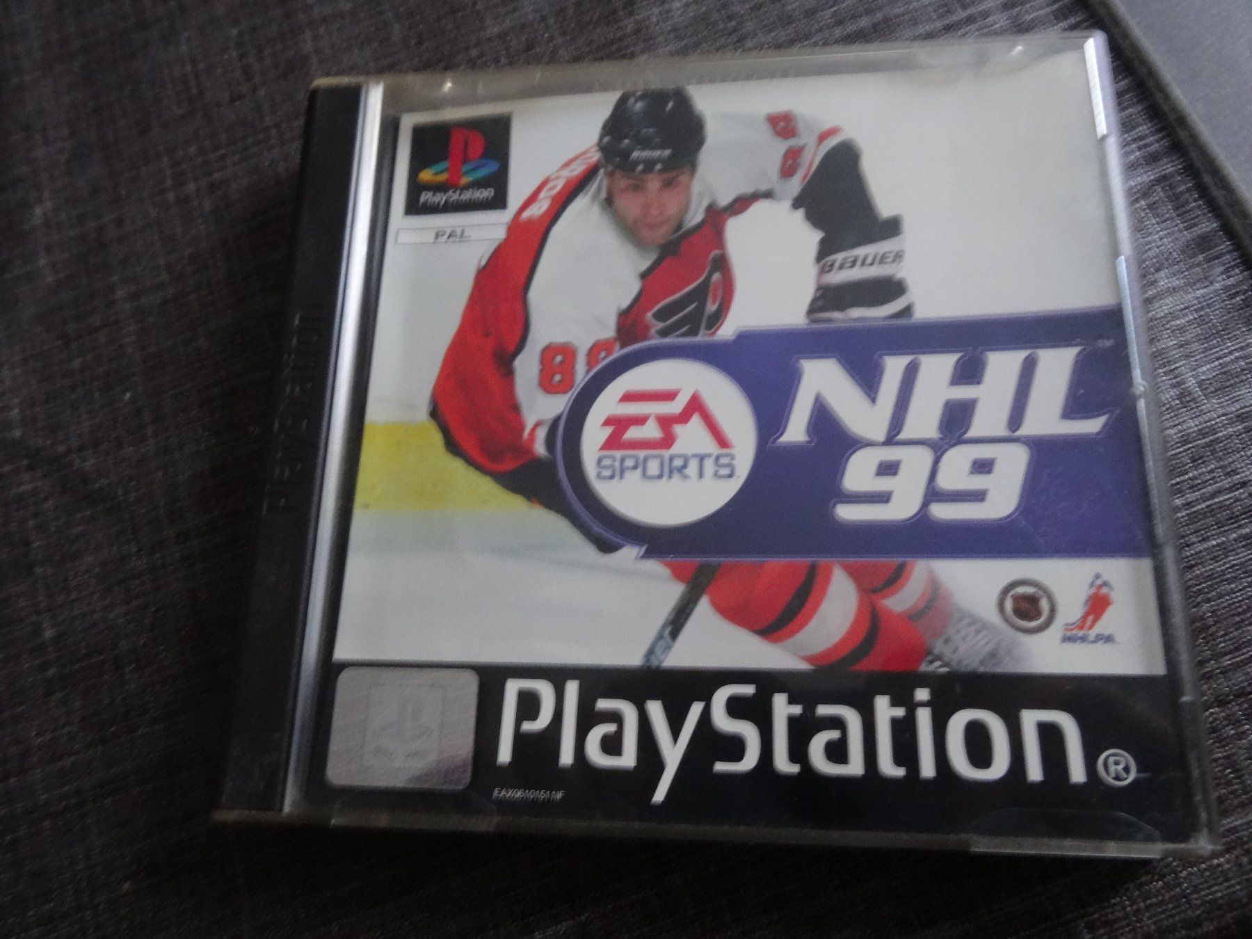 Sony Giochi: NHL 99 PS1 – Usato da Olten venduto da Disc-Ausverkauf