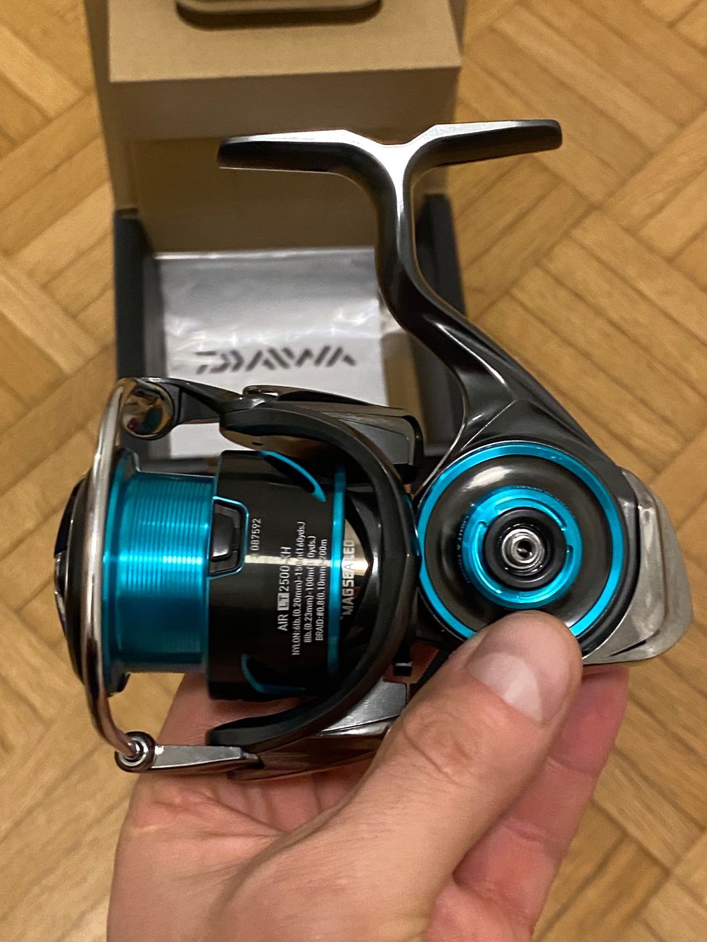 Daiwa Rollen & Spulen: DAIWA 21 EMERALDAS AIR LT2500-XH – Neu und originalverpackt aus Luzern von sau_m57c 1