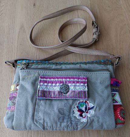 Desigual Umhängetasche beige bestickt, neuwertig 