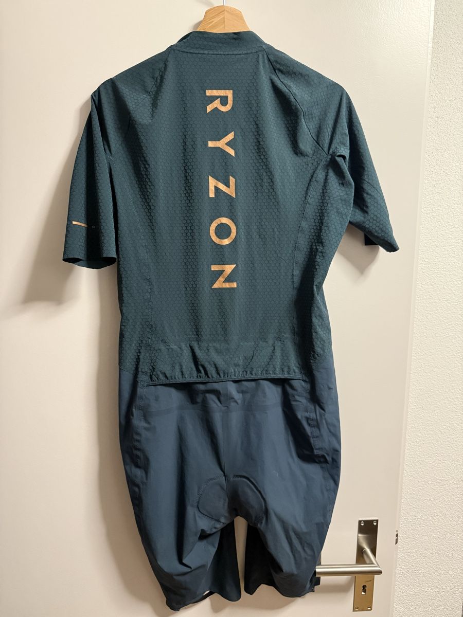 Ryzon Completi: Ryzon Verge Graphite L Trisuit – Usato da Ittigen venduto da DeathFloof 1