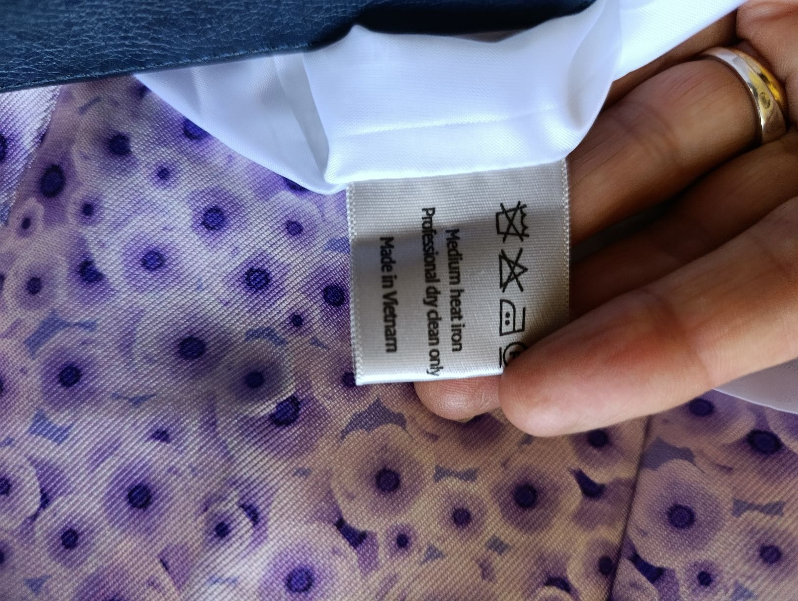 Vestiti & Gonne: robe 140 ou 146 – Usato da Monthey venduto da 04Elisa 2
