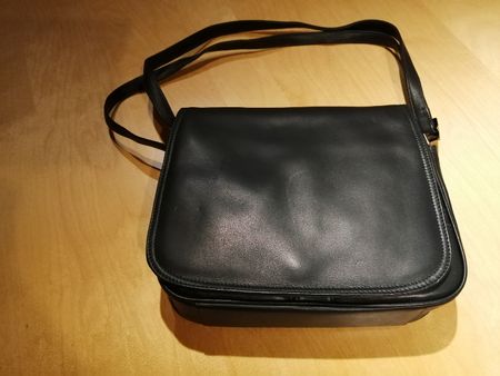 Schwarze Ledertasche, viel Stauraum, NEU