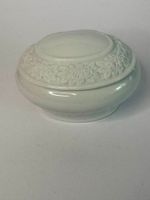 Porzellandose 9×7 cm mit Rosenrelief, sehr guter Zustand