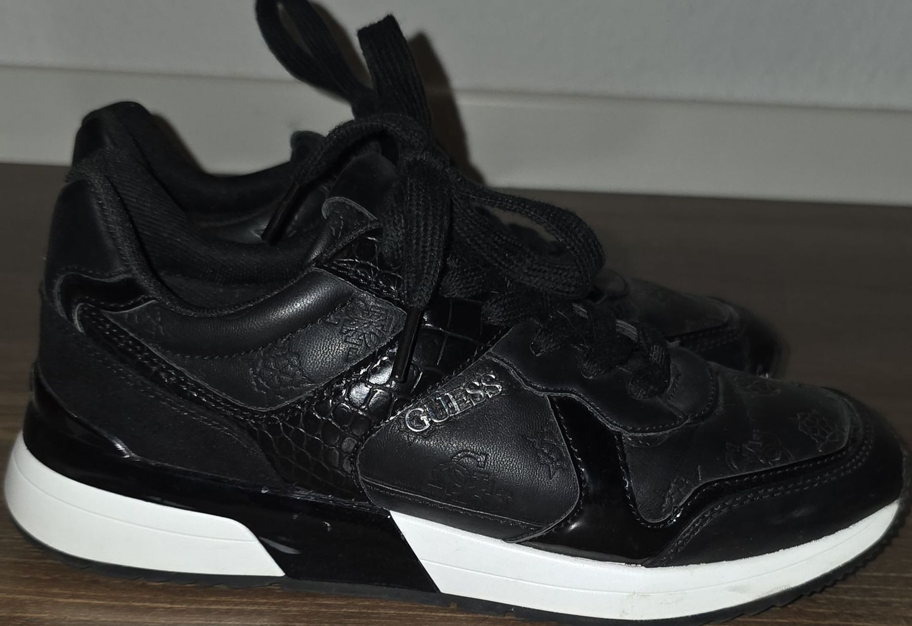 Guess Scarpe da donna: Guess Sneakers, Schwarz, Grösse 38/39 – Usato da Wetzikon ZH venduto da secondhandsfashion