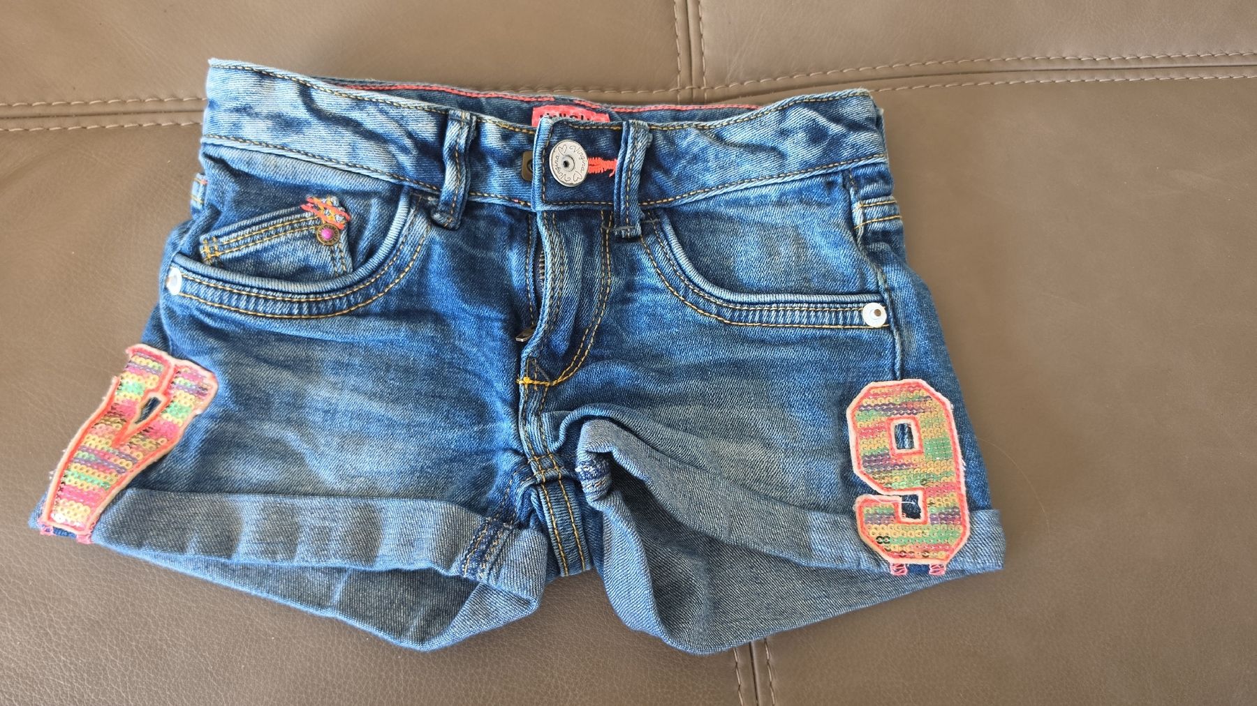 Pantalons: Jeansshorts Mädchen Grösse 104  – D'occasion à Fislisbach par sweet26