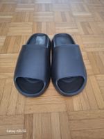 Trendige Badeschuhe / Pool Slides, Schwarz, Grösse 43