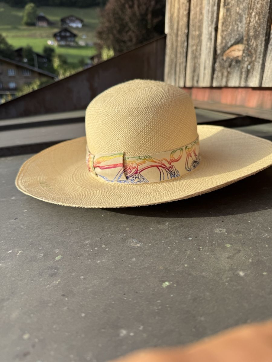 Hermès Copricapi, berretti & cappellini: Hermes Panama Hat with Patterned Ribbon Like New – Nuovo (secondo la descrizione) da Saanen venduto da ewoutlio