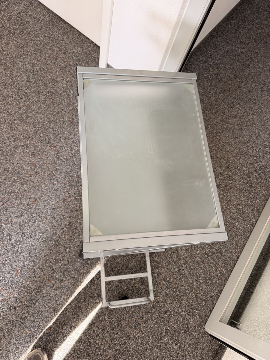 Scrivanie: Mobile Computer Workstation with Glass Shelves Silver – Usato da Kandersteg venduto da ben_jp6l 2