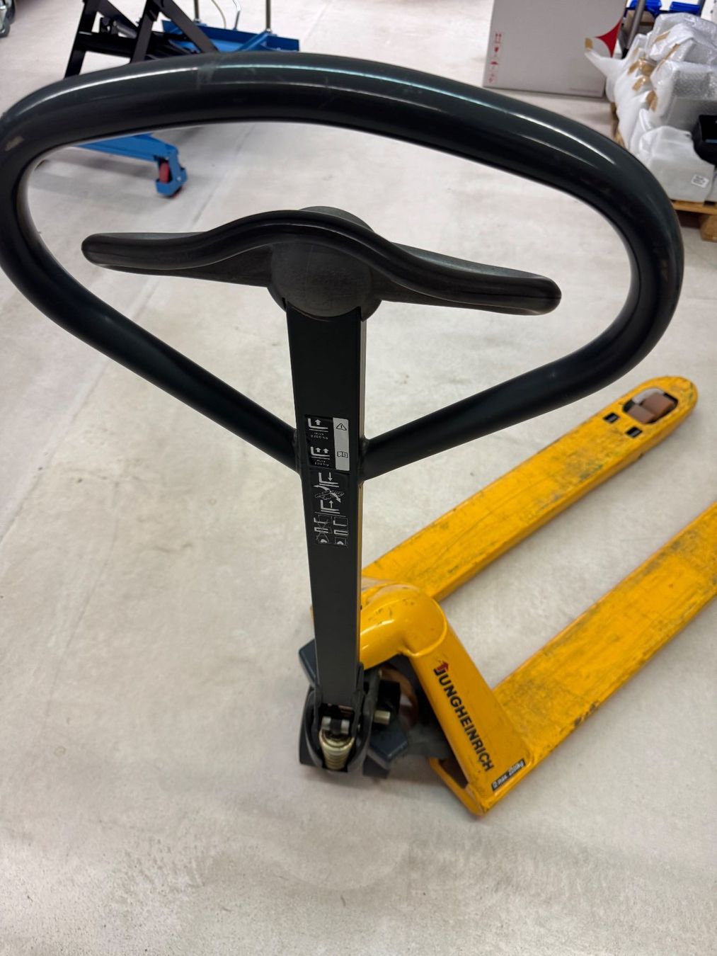 Carrelli elevatori e a forche: Transpalette manuel Jungheinrich – 2’200 kg – professionnel – Usato da Aarberg venduto da SNMachines 1