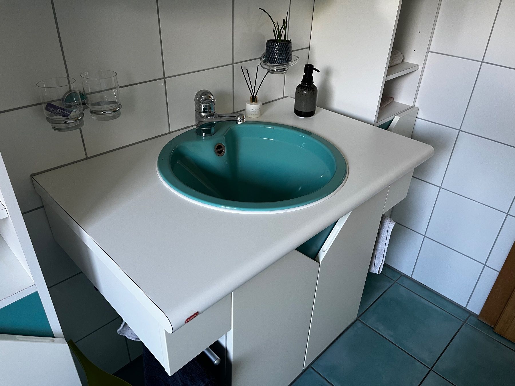 Mobili per bagno: Badezimmermöbel mit Waschtisch Weiss/Türkis – Usato da Eichberg venduto da Bomo1 2