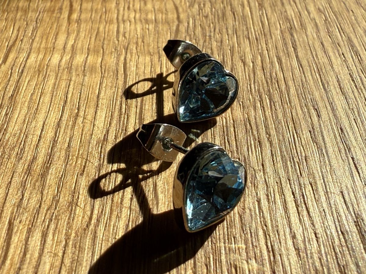 Ohrringe & -stecker: Elegante Silbernfarbene Ohrstecker mit blauen Stein – Gebraucht aus Weiningen ZH von -Adenin- 4