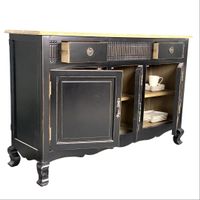 Sideboard mit vielen kleinen Details zu etwas Speziellem