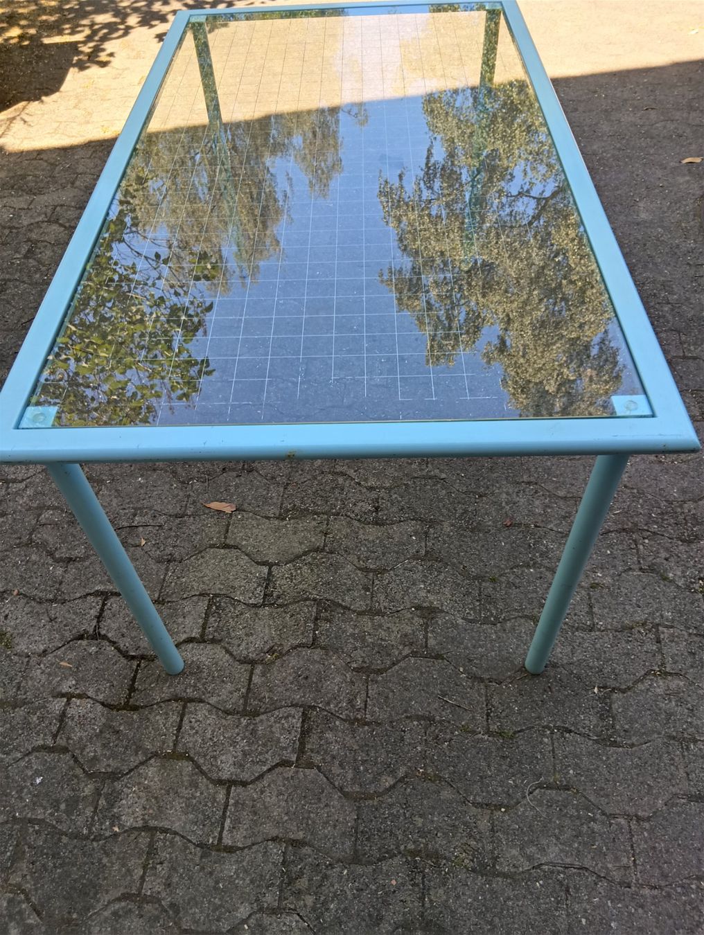 Tische: Design-Glastisch hellblau Metallgestell rechteckig gebraucht – Gebraucht aus St. Gallen von Hinterberg