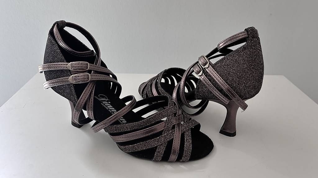 Scarpe da donna: Tanzschuhe Grösse UK 3 – Usato da Sissach venduto da Strombol95