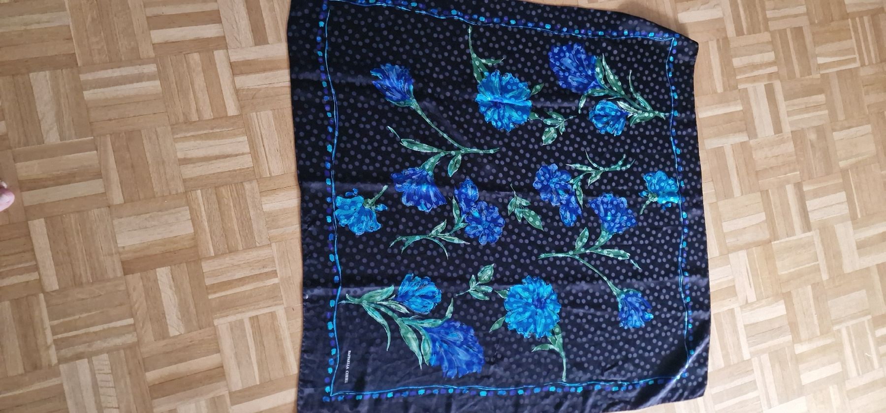 Foulard & Sciarpe: Raffaela Curiel Seidenschal, blaues Blumenmuster – Usato da St. Gallen venduto da mania03 2