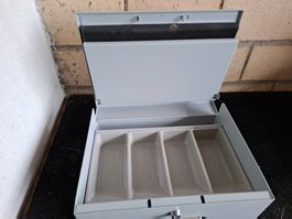 Kassette mit Einsatz und Schloss 4 Fächer Grau. 2 Schlüssel