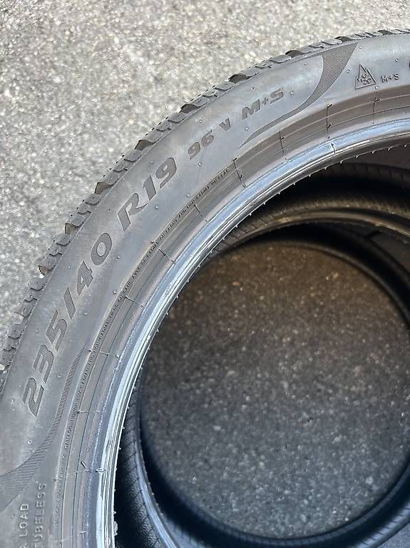Pneus & Roues: 2 x 235/40/19 Pirelli Winterreifen  – D'occasion à Frasnacht par nobloff 1