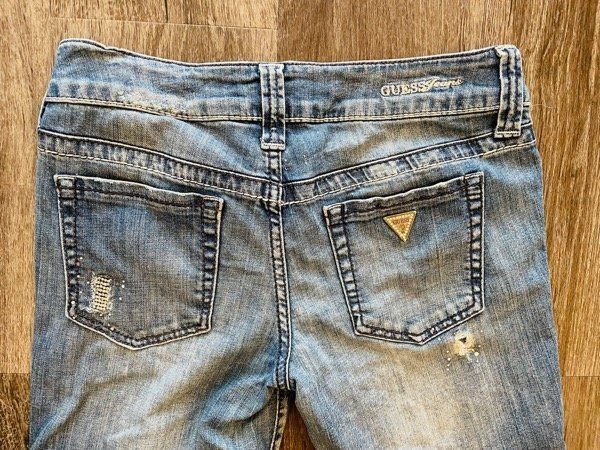 Guess Jeans: Jeans GUESS avec strass t. 27 – Usato da La Plaine venduto da Biliblue 9