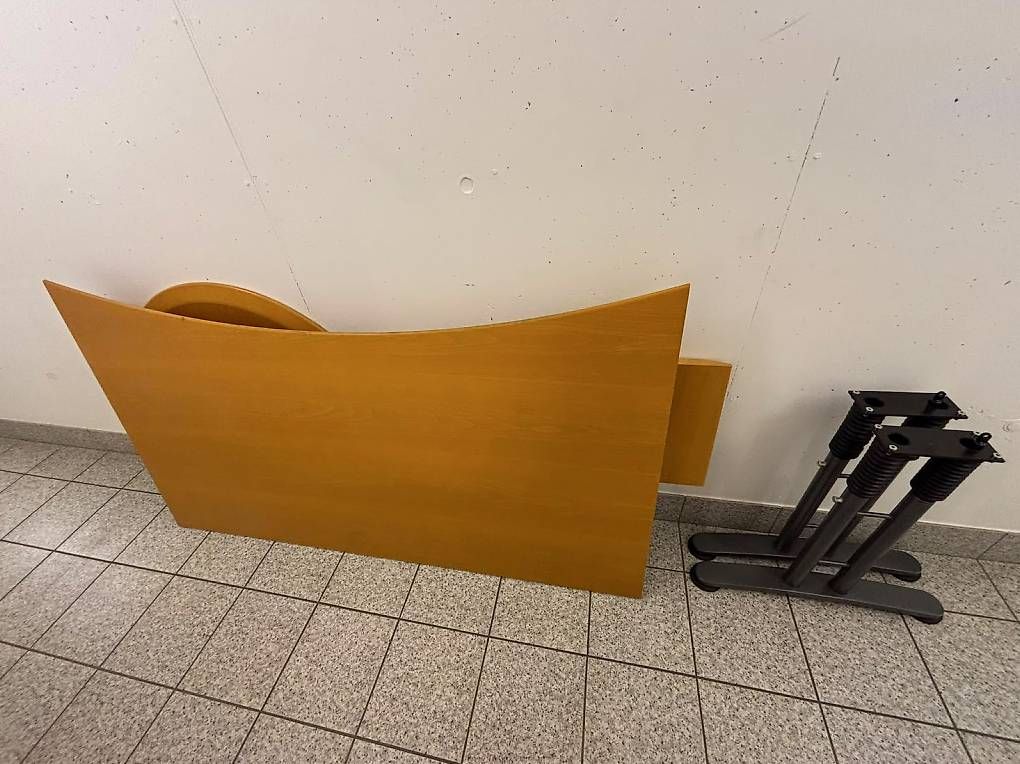 Bureaux: Bürotisch – D'occasion à Trübbach par nic_hgn9