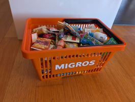 Einkaufskörbli voll mit Migros Mini Mania