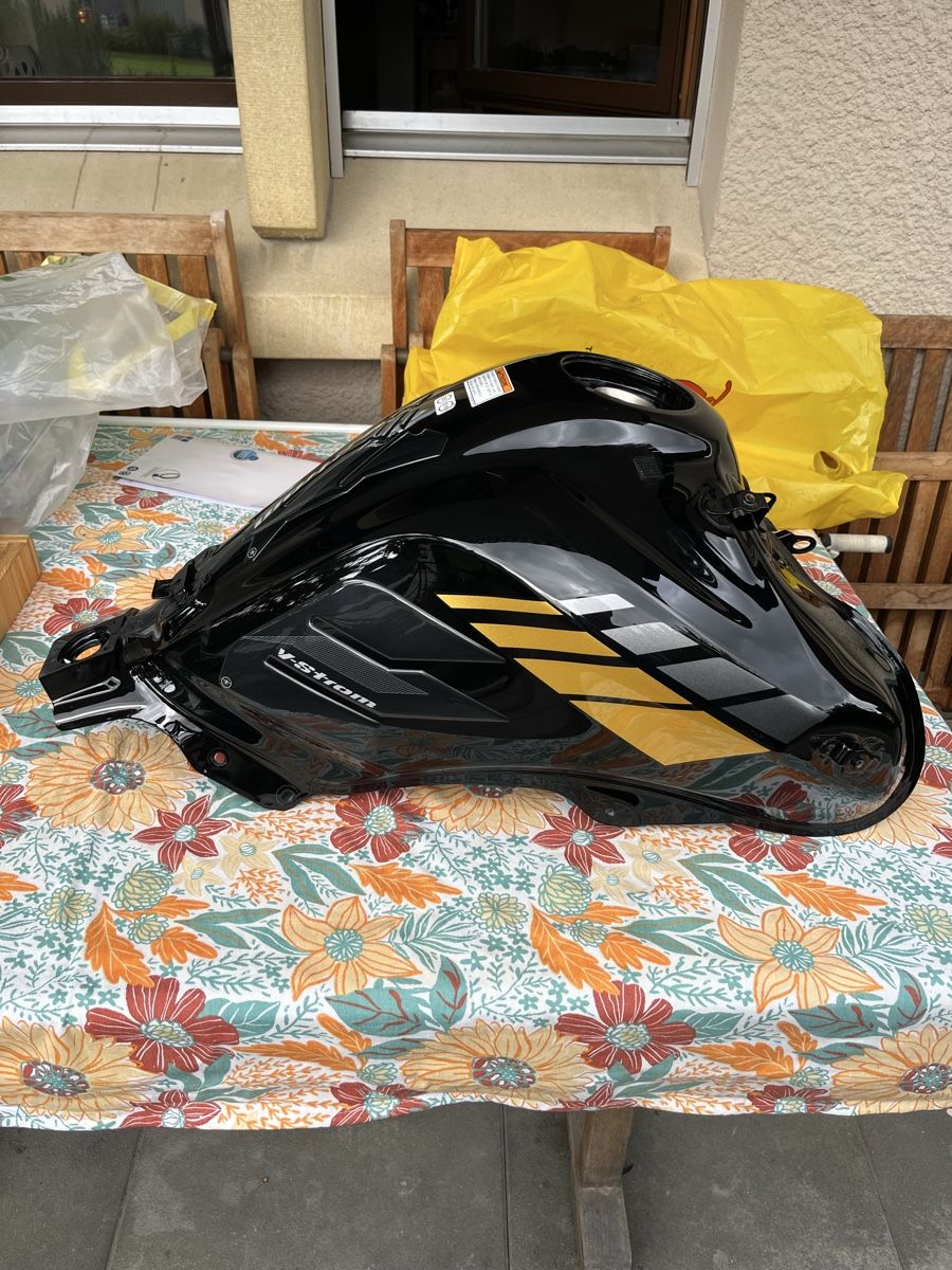 Suzuki Tutti i ricambio per moto: Tank Suzuki v Strom 650 – Usato da Langenbruck venduto da cde_tx7d 2