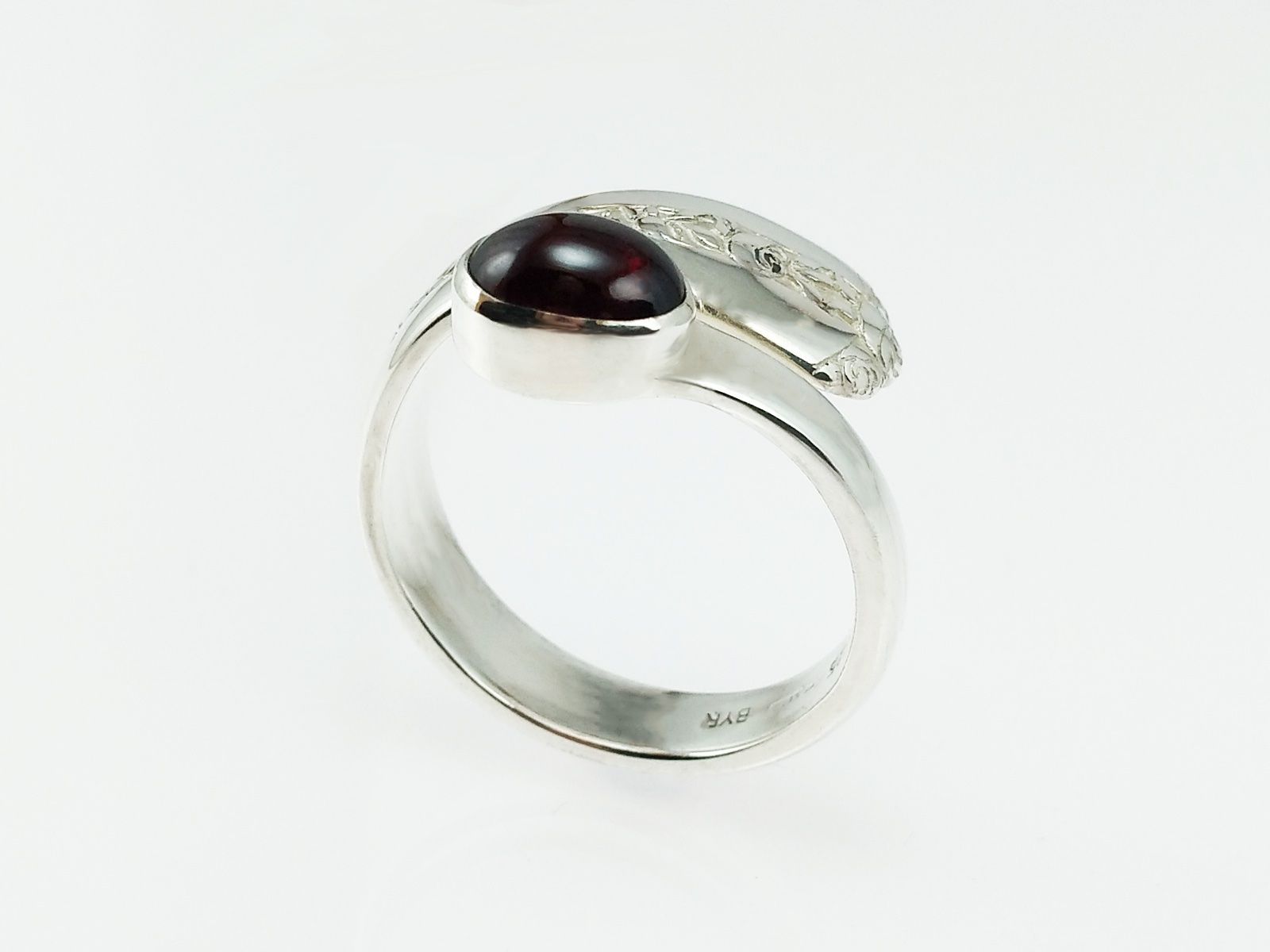 Anelli: Offener Silberring im Jugendstil mit ovalem Granat – Nuovo e nell'imballaggio originale da Meilen venduto da Byrd-bijoux 1