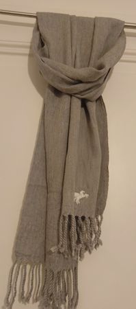 Warmer Kaschmir-Seiden Schal mit Pegasus Stickerei Grau