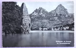 Schillerstein mit Brunnen am Vierwaldstättersee