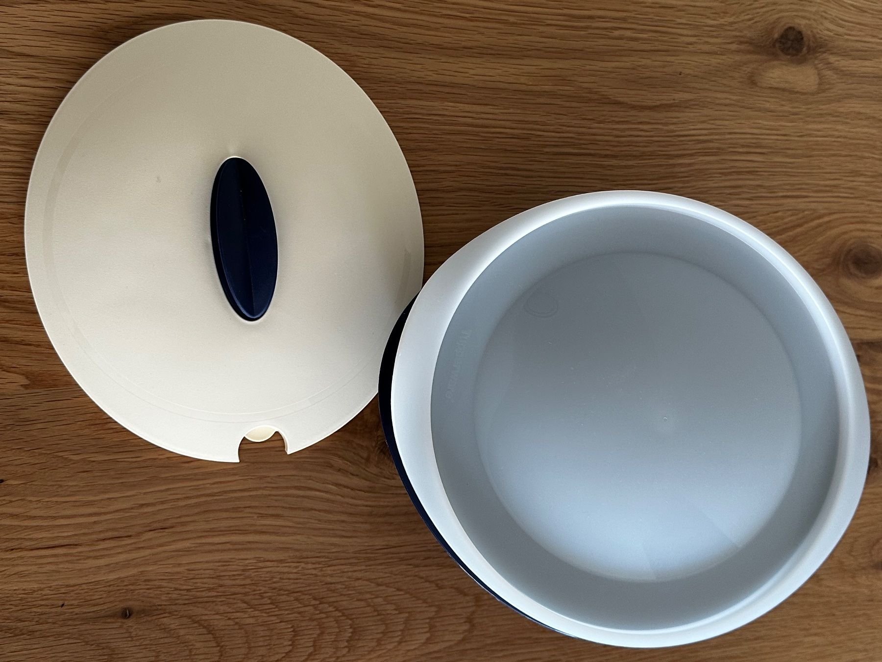 Schalen: Original Tupperware-Schüssel mit Deckel – Dunkelblau/Cremewe – Neu (gemäss Beschreibung) aus Weinfelden von Automediator 2